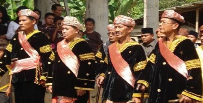 Pakaian Adat Minangkabau untuk Pria